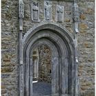 Clonmachnoise - Portal an der alten Klosterkirche 