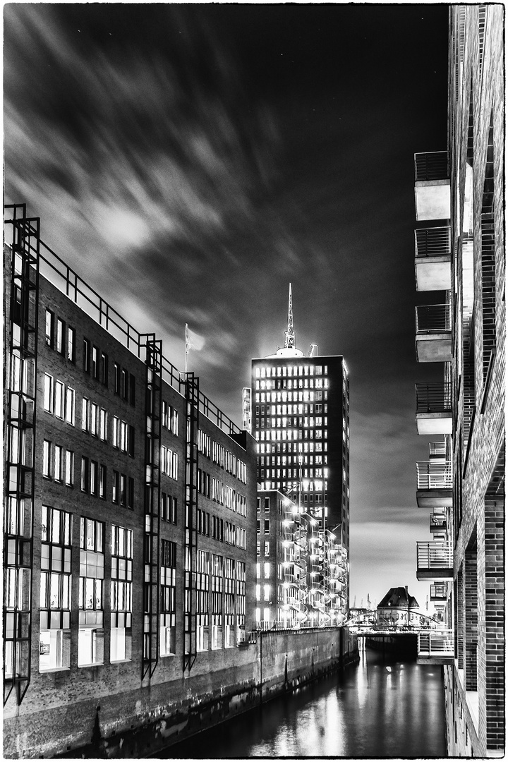 Close to Elbphilharmonie _B&W