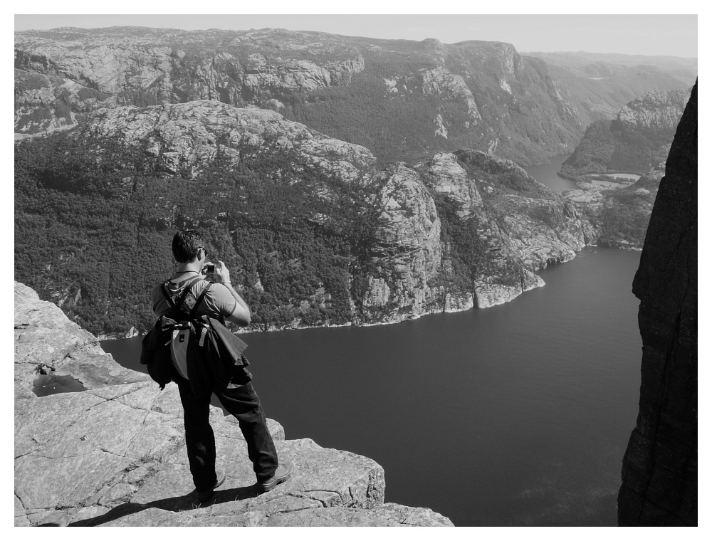 close to rim - preikestolen