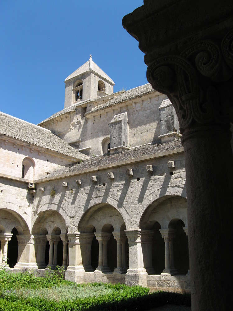 Cloître de l'abbaye de Sénanque