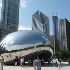 "Cloud Gate" mit der Form einer überdimensionalen Bohne m. extr. Spiegeleffekten