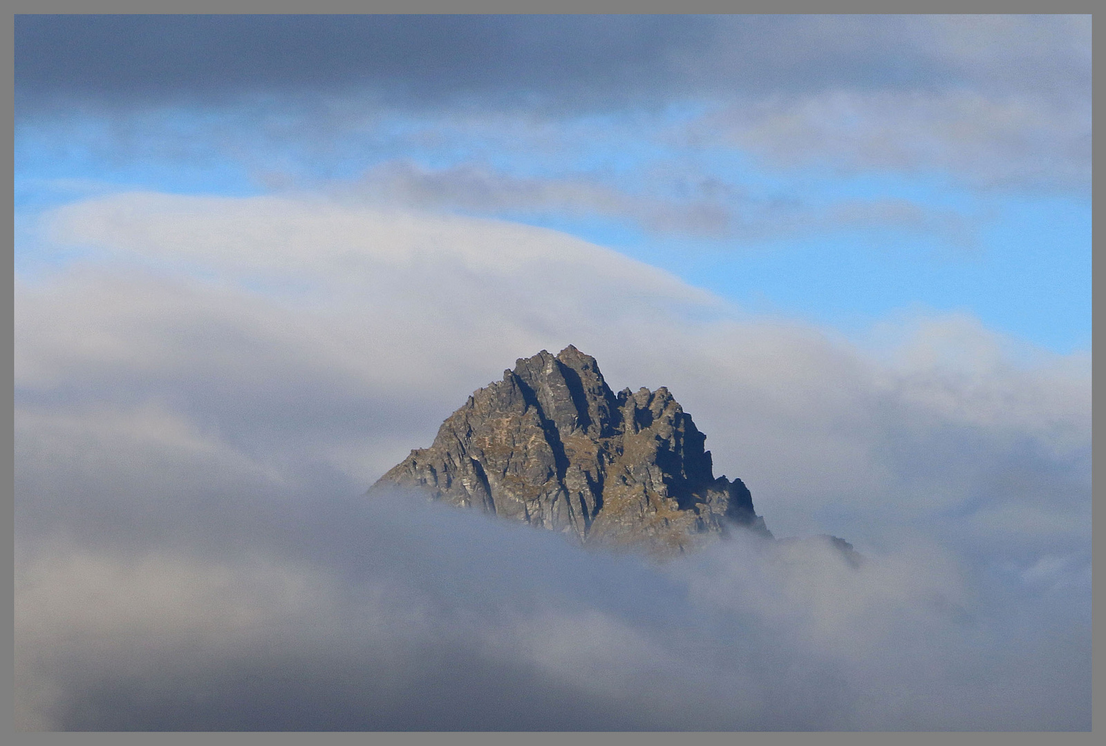 cloud over the mountains lake wakatipu