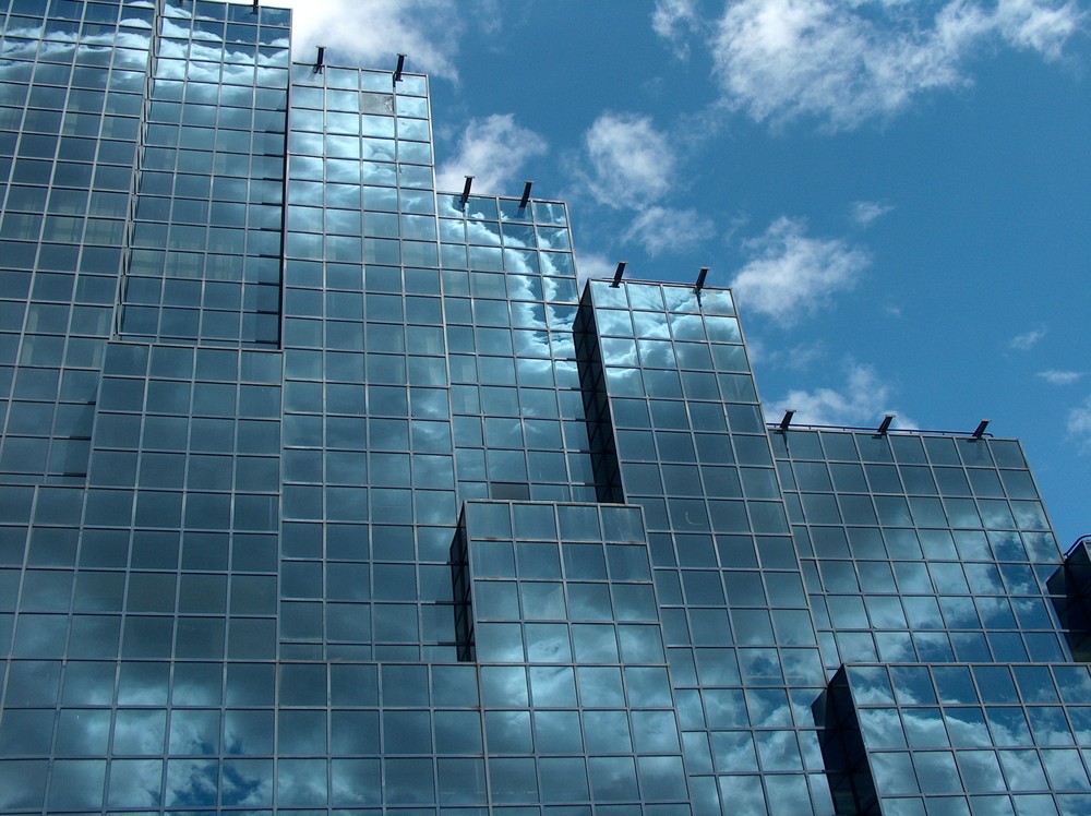 clouds at the bilding