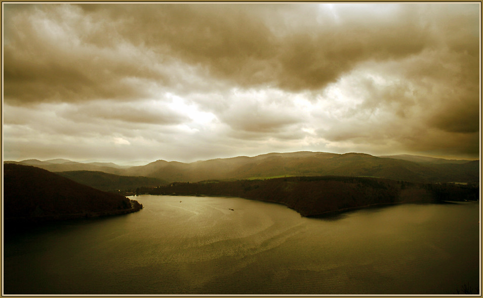 clouds upon lake