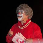 Clown - Barry Lubin als Grandma in the garden