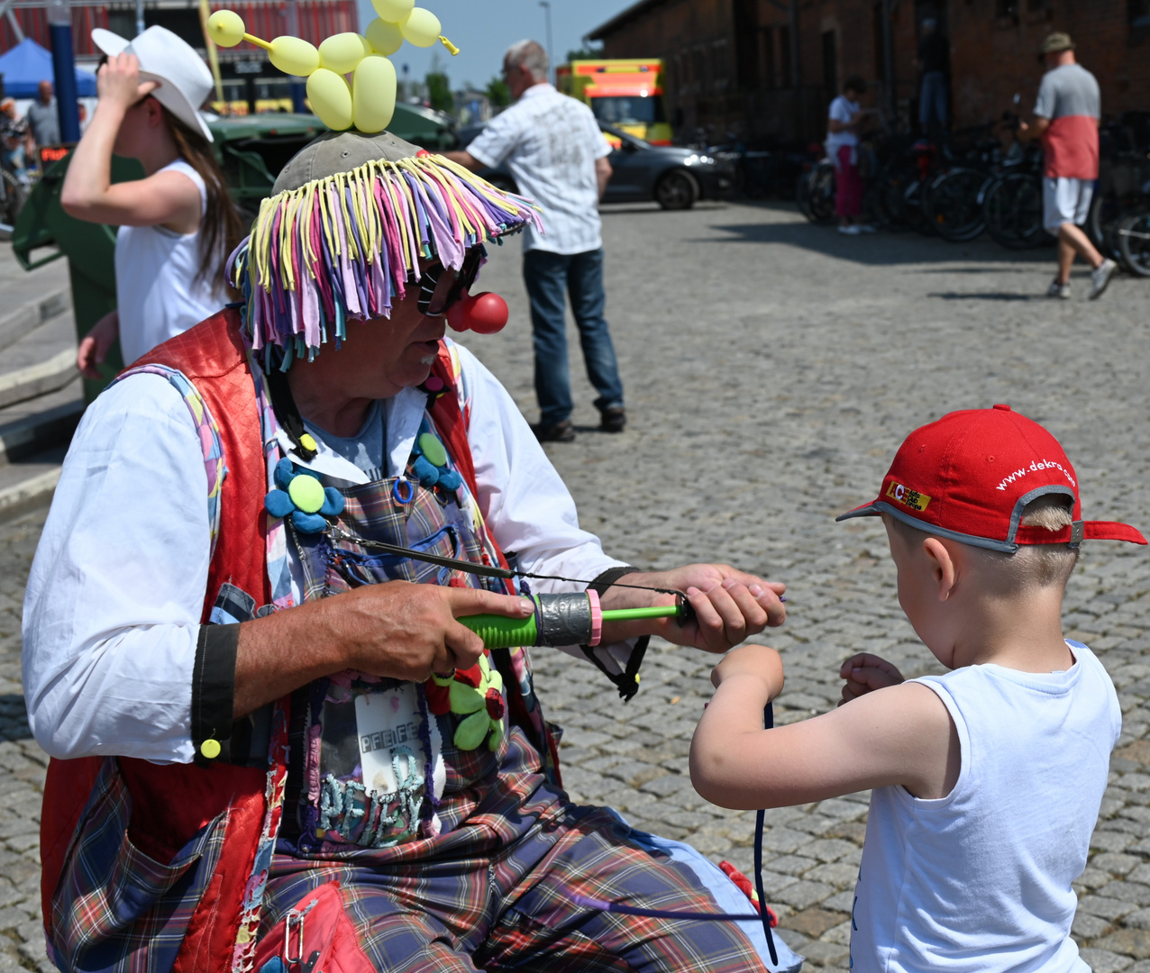 Clown Ferdinand fragte. wollen wir uns einen Hubschrauber bauen.... ...