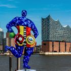 Clown vor der Elbphilharmonie