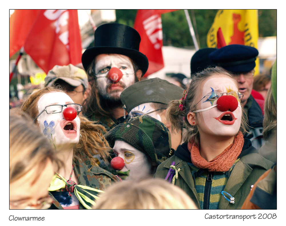 Clownarmee beim Castortransport 2008