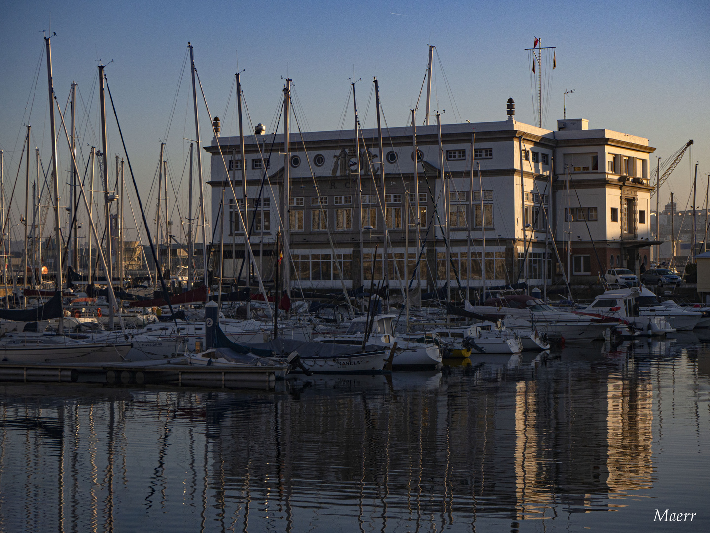 Club naútico de La Coruña al atardecer.