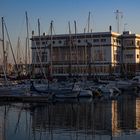 Club naútico de La Coruña al atardecer.