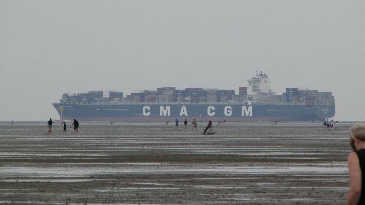 CMA CGM im Wattenmeer Cuxhaven