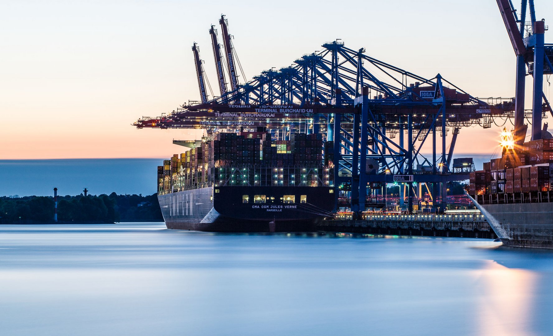 CMA CGM Jules Verne im Hamburger Hafen