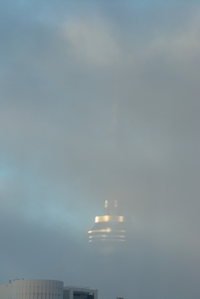 CN Tower im Nebel