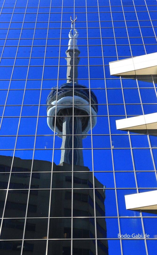 CN-Tower im Spiegel