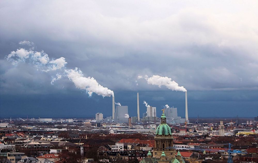 CO 2- Ausstoß in den Himmel 