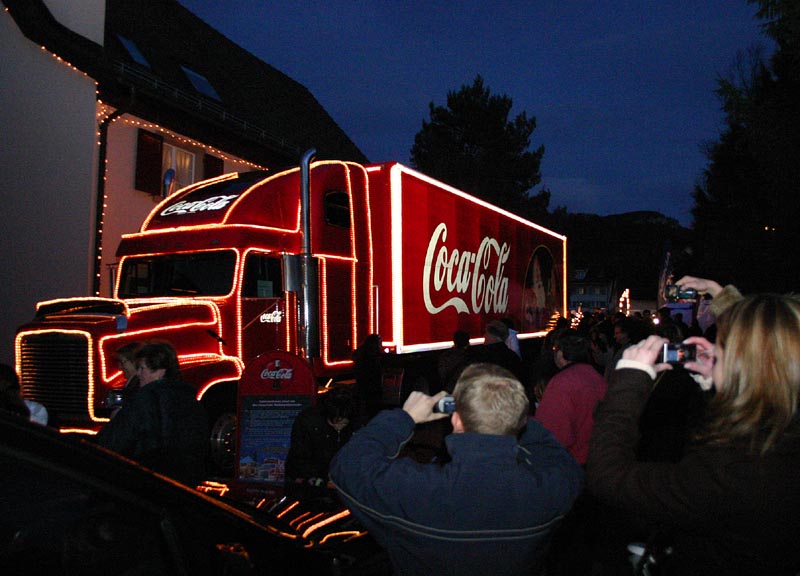 Coca-Cola-Laster und viele Fotofans....