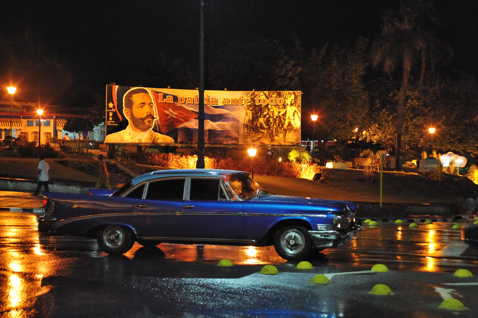 Coche azul en la noche