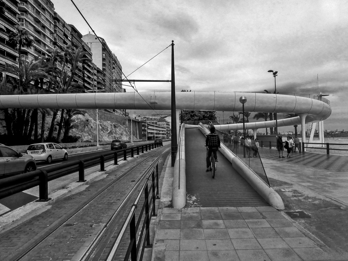 Coche, tranvía, bicicleta y piernas