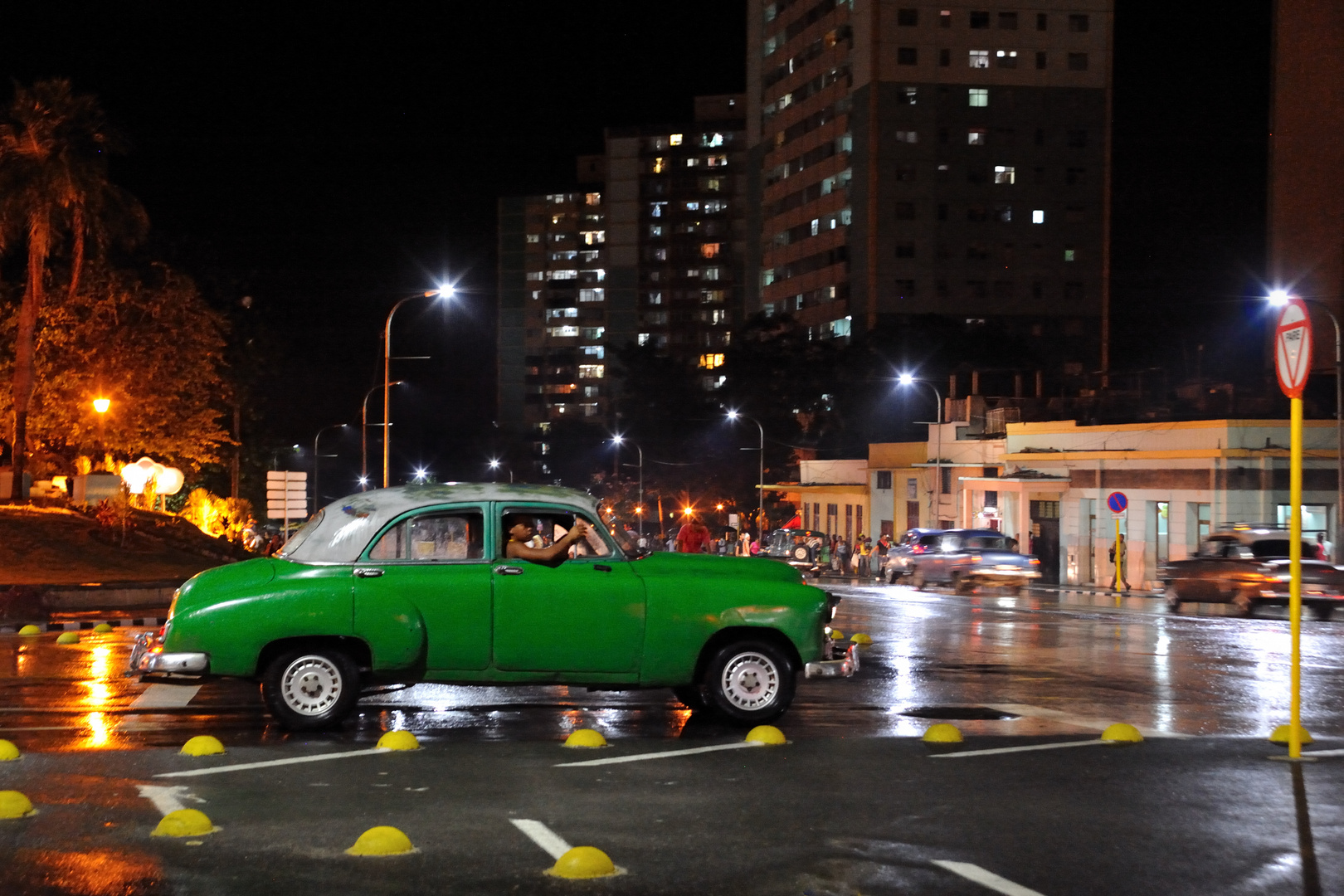 Coche verde en la noche