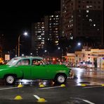 Coche verde en la noche