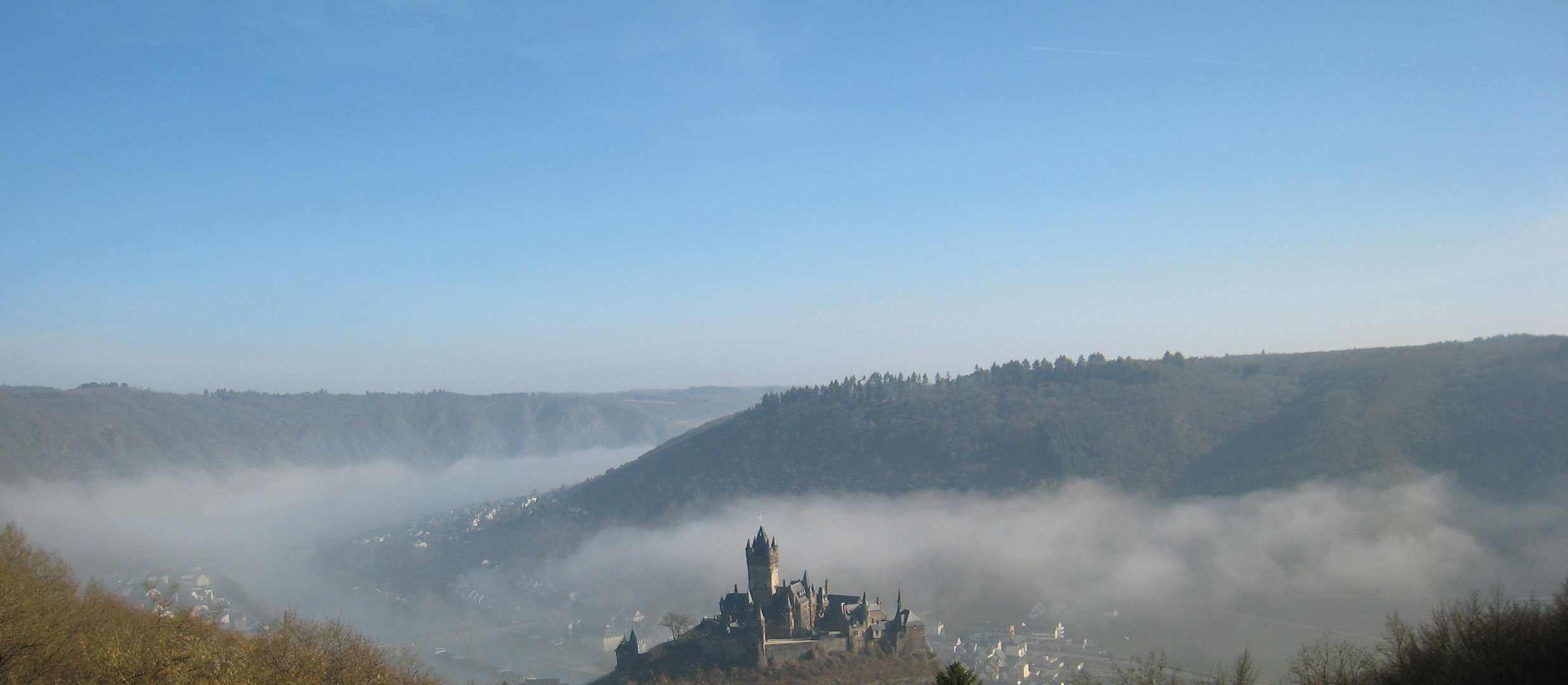Cochemer Burg ragt aus dem Nebel