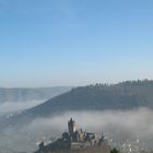 Cochemer Burg ragt aus dem Nebel