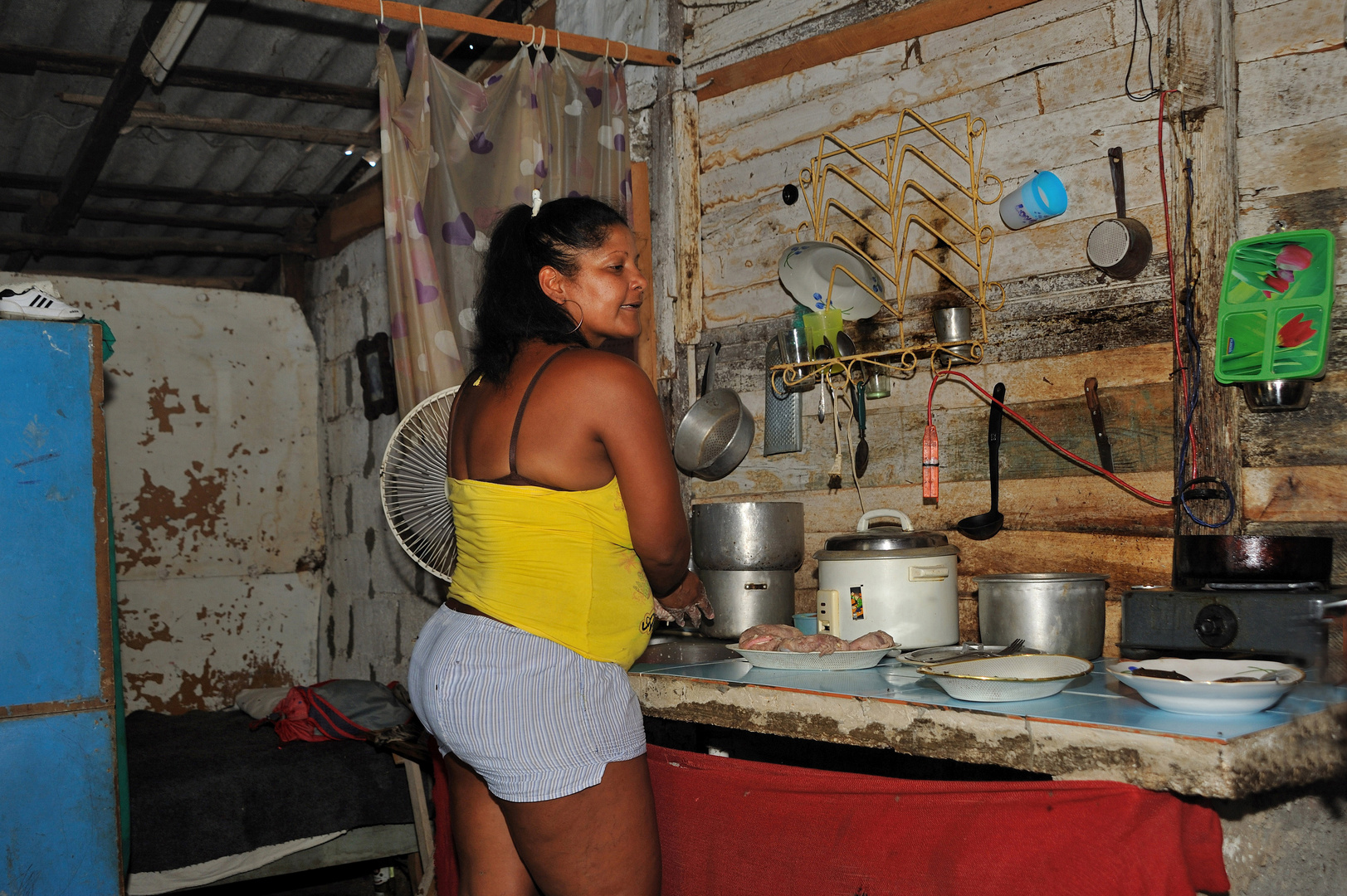 Cocinera en su cocina