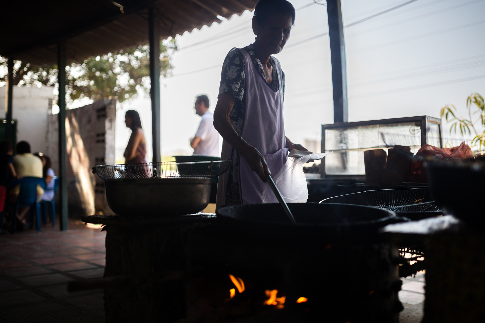 Cocinera haciendo arepas de huevo por cincuenta años en Santa Marta