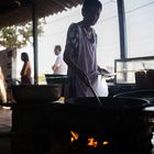 Cocinera haciendo arepas de huevo por cincuenta años en Santa Marta