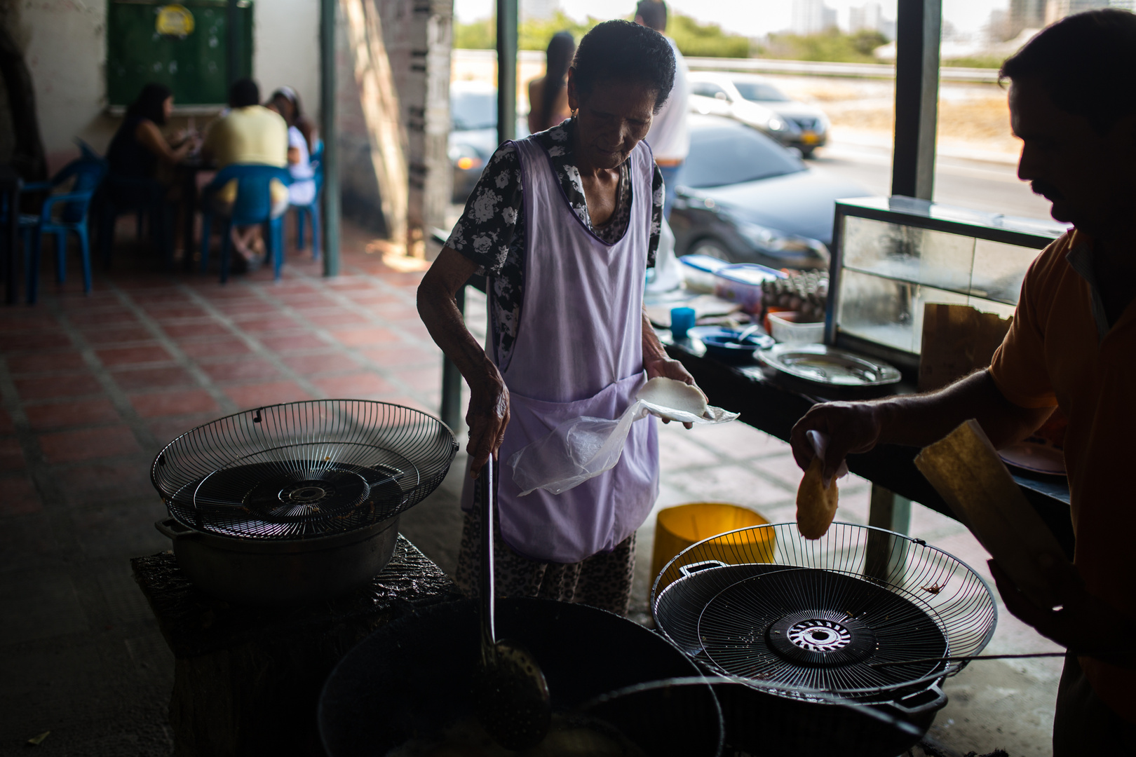 Cocinera haciendo arepas de huevo por cincuenta años en Santa Marta