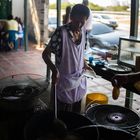 Cocinera haciendo arepas de huevo por cincuenta años en Santa Marta