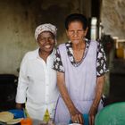 Cocinera haciendo arepas de huevo por cincuenta años en Santa Marta