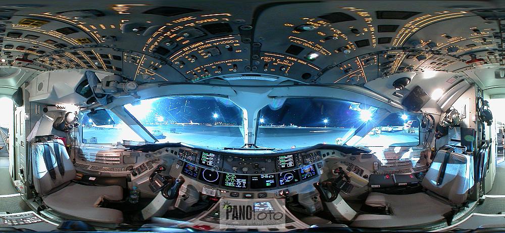 Cockpit bei Nacht 360x180