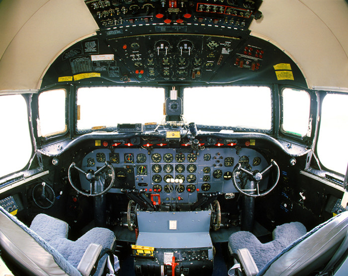 Cockpit DC 4