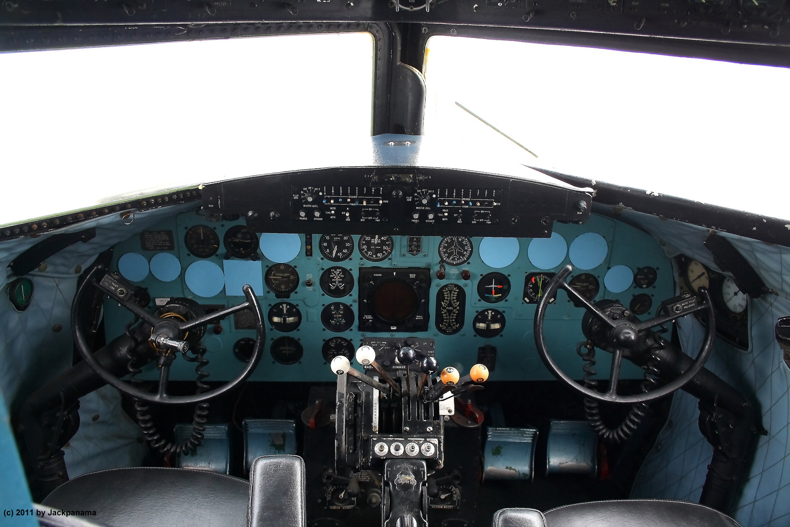 Cockpit der Douglas DC3 aus dem Jahr 1942 ("Rosinenbomber")