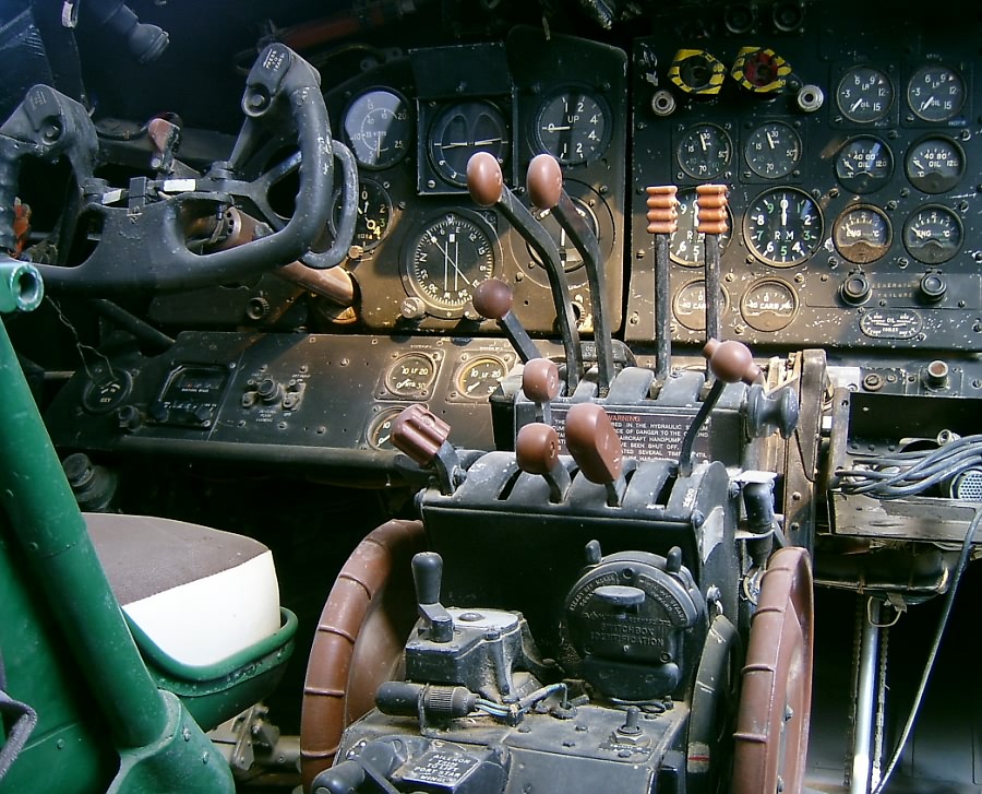 Cockpit der Vickers Varsity 668