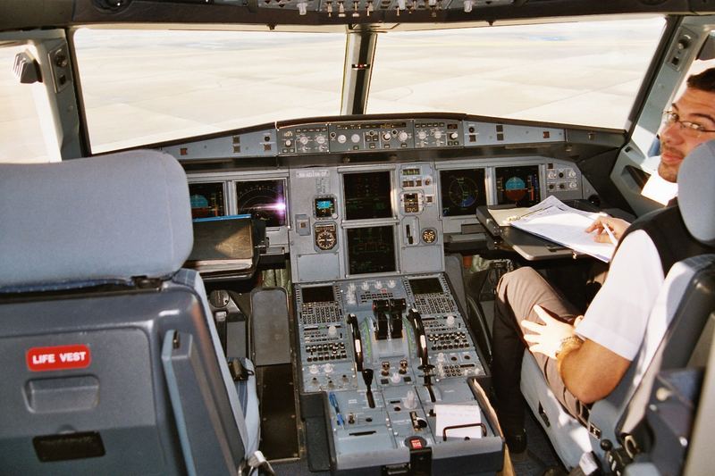 Cockpit einer A-320 der Air Malta