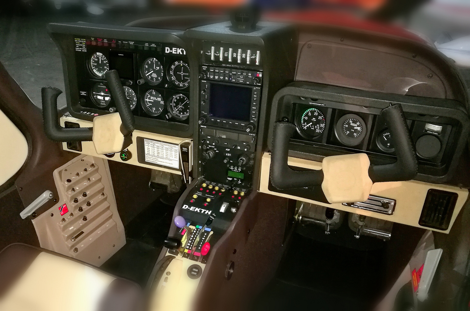 Cockpit einer TB 9 von Aérospatiale Socata France