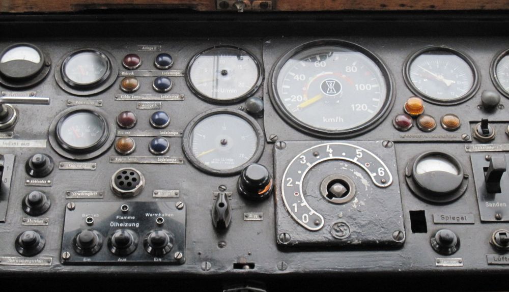 cockpit eines Schienenbusses