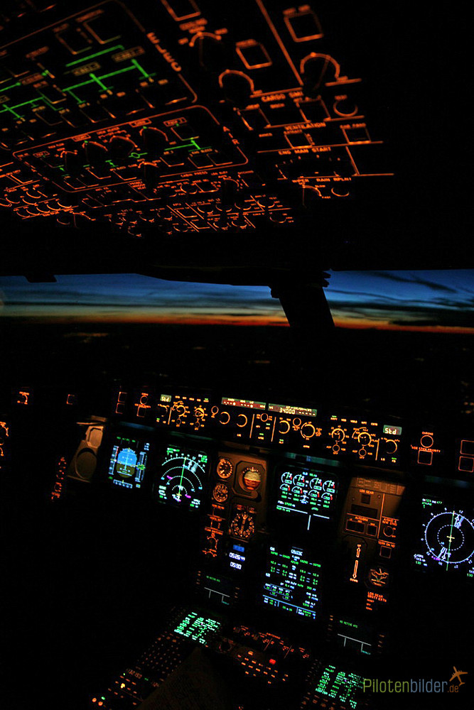 Cockpit Sunrise Airbus A340-600