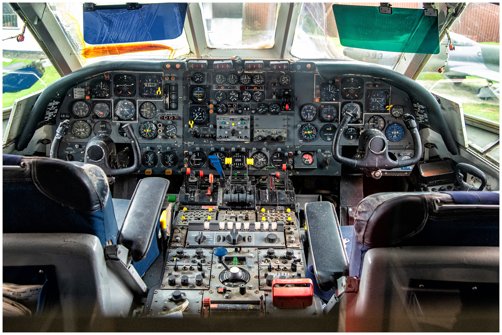 Cockpit Vickers VC10  (Blick durch eine Scheibe)