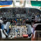 Cockpit Vickers VC10  (Blick durch eine Scheibe)