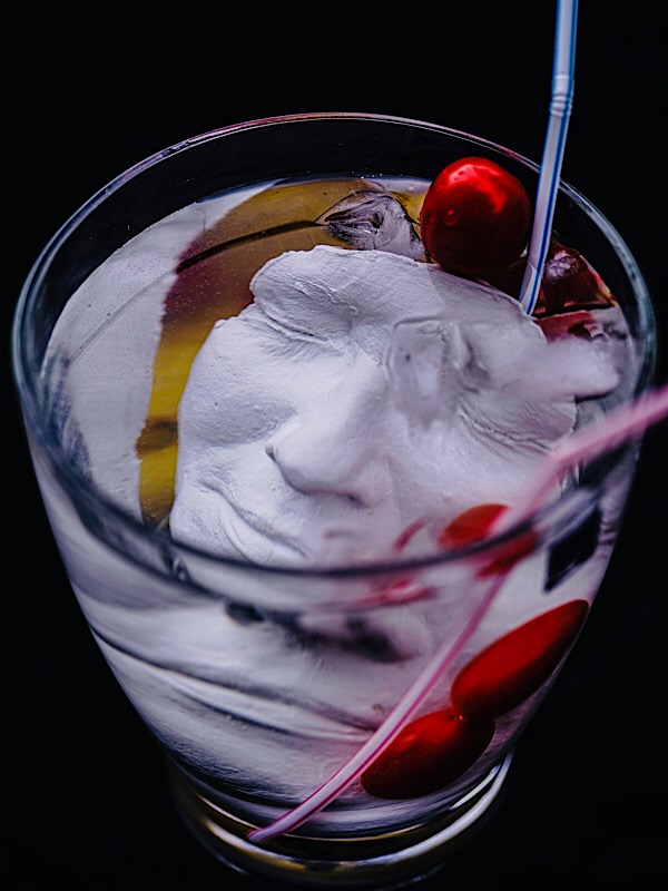 Cocktail mit Masken-Portrait 