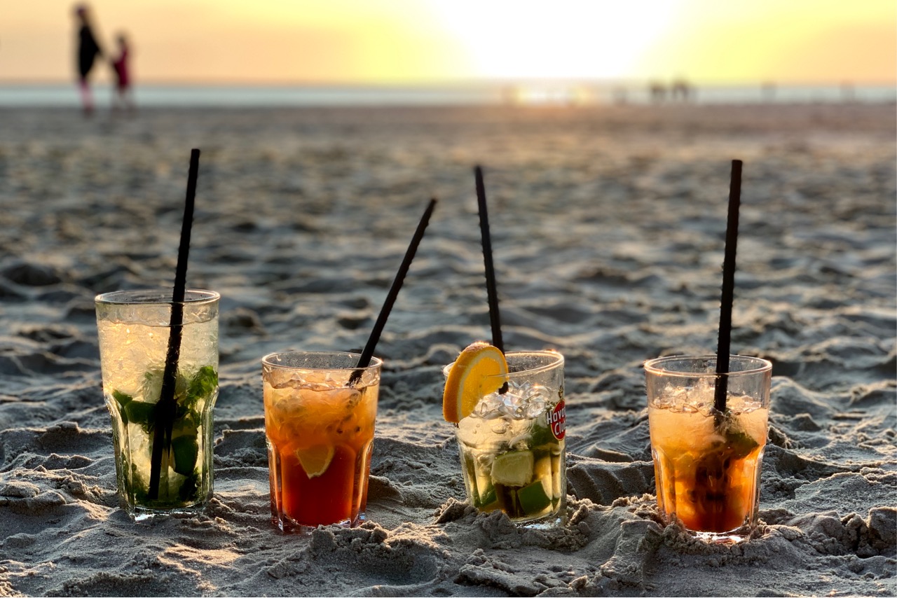 Cocktails im Sonnenuntergang