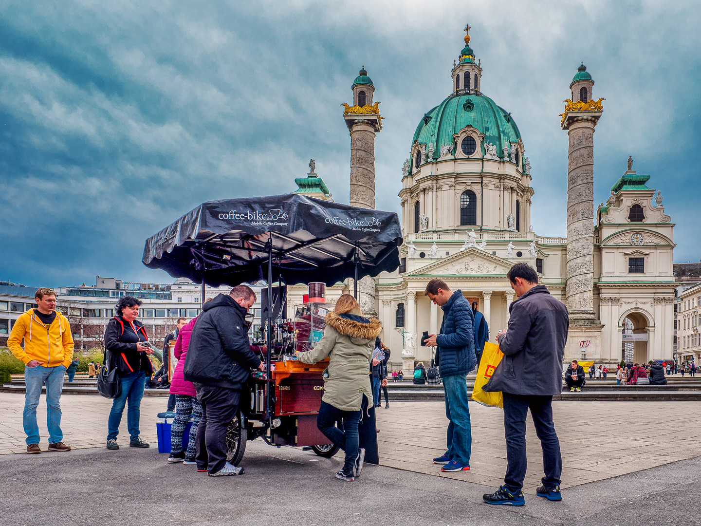 Coffee- Bike vor der Karlskirche in Wien