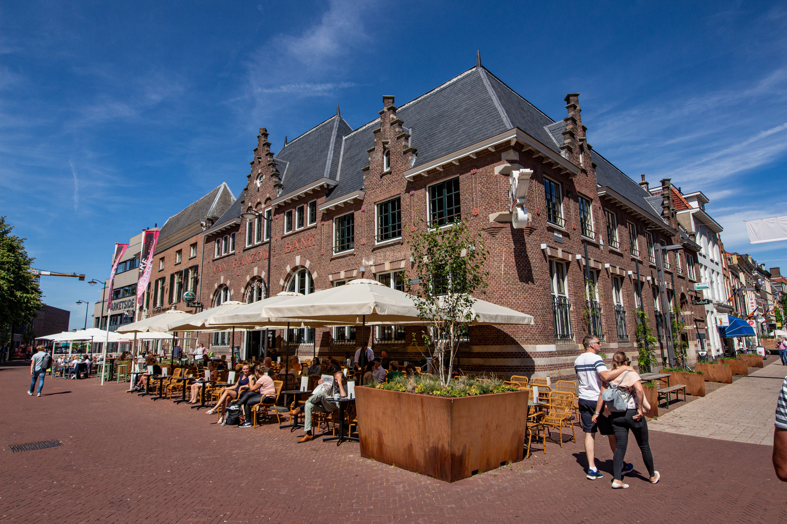 Coffee in the former van Ranzow Bank, Arnhem