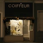 Coiffeur unter den Weißgerbern mit Weihnachtsdekoration