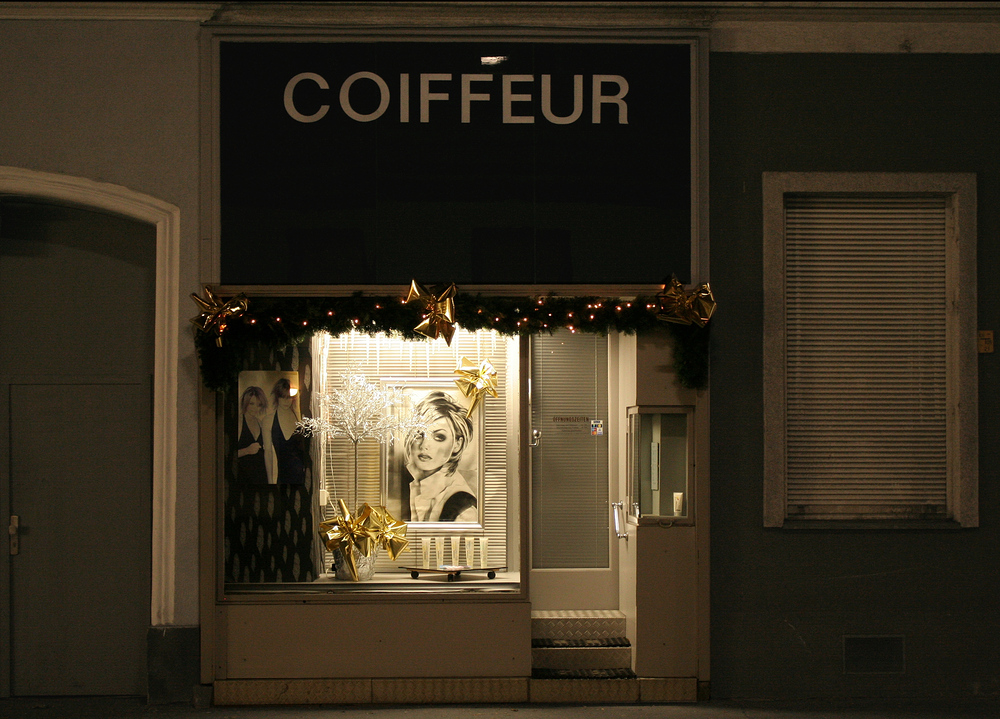 Coiffeur unter den Weißgerbern mit Weihnachtsdekoration