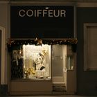 Coiffeur unter den Weißgerbern mit Weihnachtsdekoration