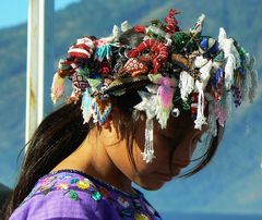 coiffure multicolore et perlée